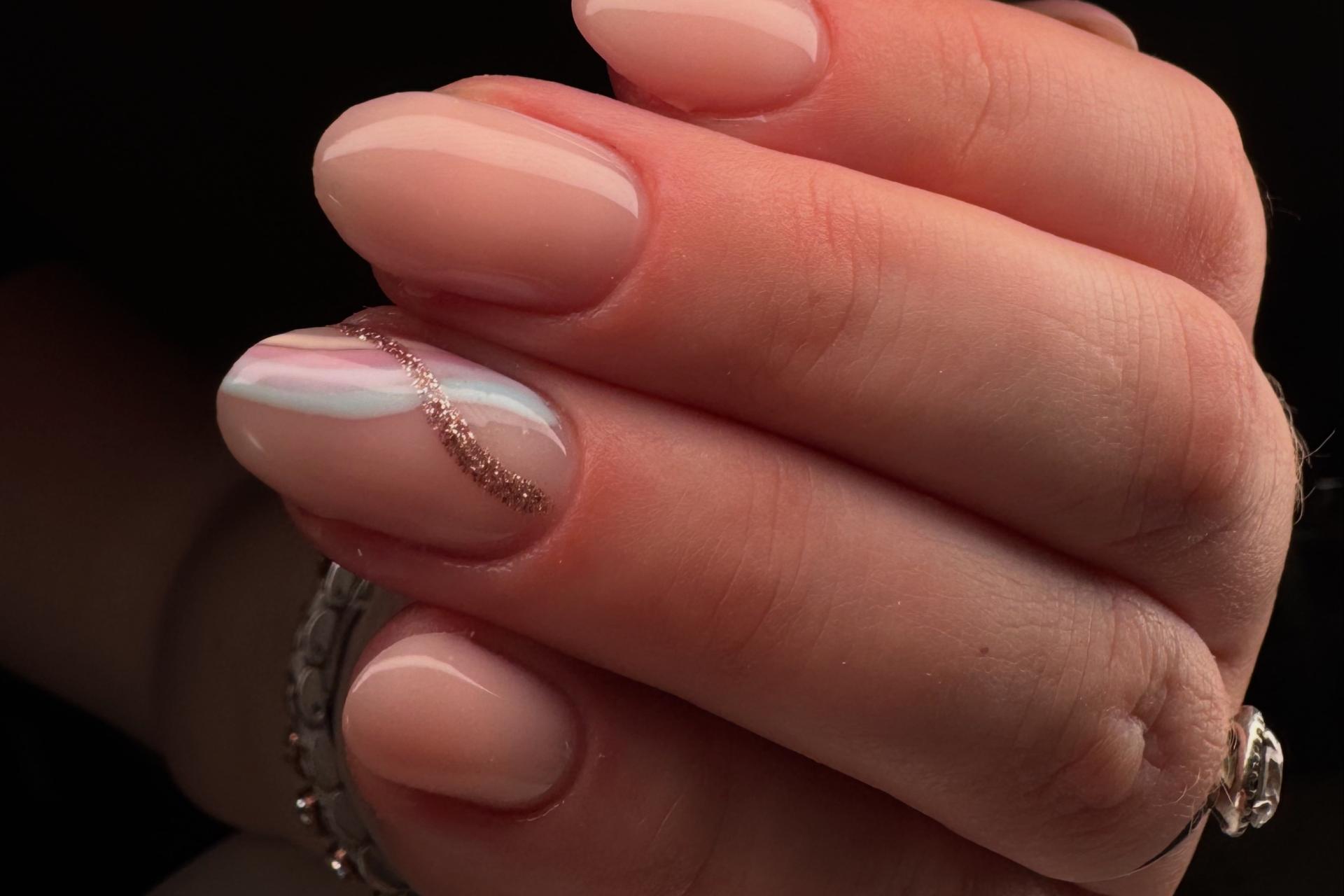Gellak nail polish Leek Gellak nail polish in Grijpskerk - glanzende kleuren voor klanten uit Leek en omgeving